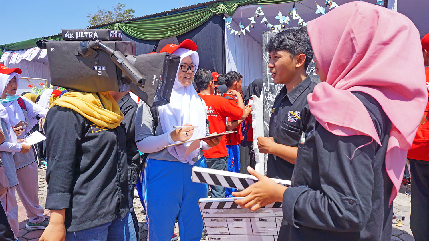   UKM Kine Klub UMM memberi penjelasan pada mahasiswi saat UKM Fair. Foto : Disty/Humas